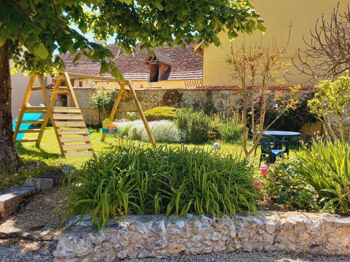 Au pays de Jacquou : Chambre d’hôtes et table d’hôtes Fossemagne Exterior foto